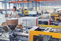 Vấn đề già hóa dân số cùng sự gia tăng của chi phí lao động đang đặt ra thách thức cơ cấu lại đối với các ngành sản xuất dựa vào lao động kỹ năng thấp. Ảnh: Đ.T