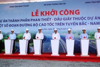 Phó Thủ tướng thường trực Chính phủ Trương Hoà Bình đã tham gia nghi thức bấm nút khởi động dự án. Ảnh: Phạm Tùng