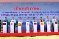 Các đại biểu tham dự nhấn nút khởi công.