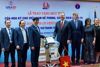 Đại diện Bộ Y tế tiếp nhận lô máy thở từ phía Mỹ.