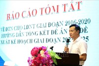 Ông Đào Trọng Độ, Phó Vụ trưởng Vụ Đào tạo thường xuyên, Tổng cục Giáo dục nghề nghiệp trình bày Tổng quan về đào tạo trình độ sơ cấp, đào tạo thường xuyên, người khuyết tật và các đối tượng chính sách khác và Tổng kết Đề án “Đào tạo nghề cho lao động nông thôn đến năm 2020” tại Hội nghị. Ảnh: Anh Tuấn – TTXVN