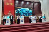 Lãnh đạo tỉnh Hậu Giang và các đại biểu thực hiện nghi thức công bố các hệ thống thông tin, Trung tâm giám sát, điều hành đô thị thông minh.