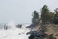 Rất nhiều kinh phí đã được đầu tư để bảo vệ bãi biển Cửa Đại, nhưng tình trạng sạt lở vẫn tiếp diễn và ngày càng nghiêm trọng.