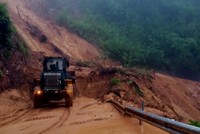 Cơ quan chức năng tiến hành xử lý khắc phục lượng đất đá bị sạt lở trên tuyến QL49.