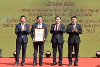 Bí thư Thành ủy Hà Nội Vương Đình Huệ đã trao bằng công nhận công trình chào mừng kỷ niệm 1010 năm Thăng Long - Hà Nội và Đại hội đại biểu lần thứ XVII Đảng bộ thành phố Hà Nội (nhiệm kỳ 2020-2025) cho lãnh đạo quận Hoàn Kiếm.