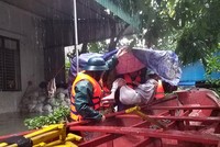 Lực lượng chức năng TP. Hà Tĩnh sơ tán dân vùng ngập sâu đến nơi an toàn. Ảnh P. Đức