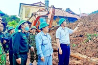 Đại biểu Hà Sỹ Đồng (thứ hai từ phải sang) tại hiện trường vụ sạt lở đất tại huyện Hướng Hoá (Quảng Trị).