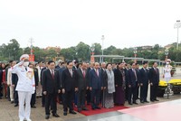 Các vị đại biểu Quốc hội dự họp tại điểm cầu Nhà Quốc hội đặt vòng hoa và vào Lăng viếng Chủ tịch Hồ Chí Minh - (Ảnh VC).