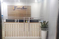 Tại Việt Nam, ngoài một số tổ chức tín đụng được cấp phép, tất cả các nhà đầu tư cá nhân và tổ chức đều bị cấm đầu tư forex.