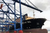 Cảng quốc tế Lạch Huyện đón tàu trên 10 vạn tấn vào ăn hàng đi bờ Tây nước Mỹ. Ảnh: Thanh Tân