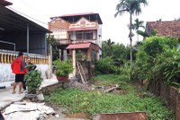 Bà cụ xuất hiện làm môi giới lộ kịch bản nâng giá. Ảnh: Kim Đức