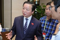 Bộ trưởng Bộ Tài nguyên và Môi trường Trần Hồng Hà trao đổi với báo chí bên hành lang Quốc hội.