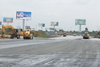 Thi công lớp cấp phối đá dăm tại Dự án BOT cao tốc Trung Lương - Mỹ Thuận.