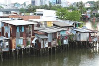 Kế hoạch di dời nhà trên và ven kênh, rạch tại TP.HCM “dậm chân tại chỗ” từ nhiều năm nay… 