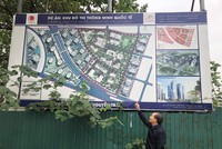 Chỉ lên tấm bản vẽ đã bạc màu, ông Nguyễn Tiến Luận, Hiệu trưởng Trường đại học Nguyễn Trãi bức xúc vì đã hơn 10 năm mà Dự án Khu giáo dục Nguyễn Trãi không thể triển khai.