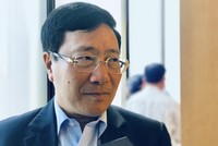 Phó Thủ tướng, Bộ trưởng Bộ Ngoại giao Phạm Bình Minh trao đổi tại hành lang Quốc hội.