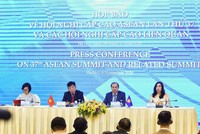 Thứ trưởng Bộ Ngoại giao Nguyễn Quốc Dũng chủ trì buổi họp báo về Hội nghị cấp cao ASEAN 37 và các Cấp cao liên quan (Ảnh: Báo Quốc tế)