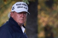 Tổng thống Trump (đội mũ trắng) trở về Nhà Trắng từ sân golf ở Sterling, Virginia hôm 7/11. Ảnh: Reuters.