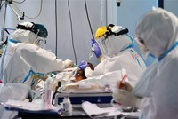 Bệnh nhân mắc COVID-19 được điều trị tại bệnh viện ở Rome, Italy, ngày 29/10/2020. Ảnh: AFP/TTXVN