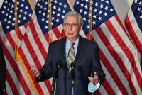 Lãnh đạo phe đa số tại Thượng viện Mỹ Mitch McConnell phát biểu trong một cuộc họp báo ở Washington, DC. Ảnh: AFP/TTXVN