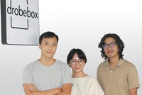 Tăng Hải Ngọc Sơn (thứ nhất, từ phải sang) cùng các thành viên sáng lập, vận hành Drobebox.