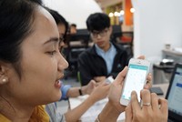 Người tiêu dùng ngày càng có thói quen chọn và mua hàng từ Internet. Ảnh: Dũng Minh