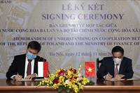 Thứ trưởng Bộ Tài chính Việt Nam Trần Xuân Hà và Đại sứ đặc mệnh toàn quyền Ba Lan tại Việt Nam Wojciech Gerwel (thừa ủy quyền Bộ trưởng Tài chính Ba Lan) ký Bản ghi nhớ. Ảnh: Phạm Hậu/TTXVN 
