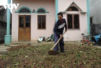 Ông Nguyễn Đình Chính vất vả trong việc phơi cà phê vì trời mưa