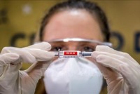 Nhân viên y tế giới thiệu mẫu vaccine ngừa COVID-19 do Công ty dược Sinovac của Trung Quốc phát triển tại bệnh viện Sao Lucas ở Porto Alegre, Brazil. Ảnh minh họa: AFP/TTXVN 