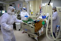 Bệnh nhân nhiễm COVID-19 điều trị tại bệnh viện ở Porto Alegre, Brazil. (Ảnh: AFP/TTXVN)