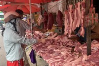 Các mặt hàng thịt lợn đang giảm giá tại các chợ truyền thống tại TP Hồ Chí Minh. 