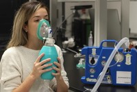 Olivia Sobczyk, đồng tác giả nghiên cứu tại Viện Sức khỏe Toronto, thử nghiệm thiết bị mới. Ảnh: Viện Sức khỏe Toronto