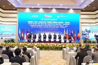 Thủ tướng Chính phủ Nguyễn Xuân Phúc và các đại diện bấm nút khởi động Mạng lưới Logistics thông minh ASEAN với dự án đầu tiên Trung tâm Logistics ICD Vĩnh Phúc do Liên danh Tập đoàn T&T Group (Việt Nam) - Tập đoàn YCH - YCH Holdings (Singapore) làm chủ đầu tư. (Nguồn: Vietnam+)