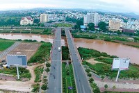 Kon Tum - thành phố lưng chừng đồi nằm bên canh dòng Đăk Bla hùng vĩ. Ảnh: HTL