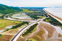 Tuyến đường ven biển - một trong những tuyến giao thông quan trọng vừa được đầu tư xây dựng, đáp ứng nhu cầu phát triển kinh tế - xã hội của Hà Tĩnh. Ảnh: Huy Tùng