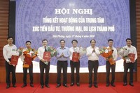 Lãnh đạo TP. Hải Phòng trao Quyết định tiếp nhận, điều động, bổ nhiệm và tặng hoa chúc mừng các đồng chí lãnh đạo Trung tâm nhận nhiệm vụ mới tại Hội nghị tổng kết hoạt động của Trung tâm ngày 27/6/2020