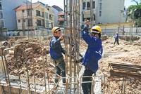 Các dự án đầu tư xây dựng thường gặp nhiều khó khăn liên quan việc cấp phép, giải phóng mặt bằng... Ảnh: Dũng Minh