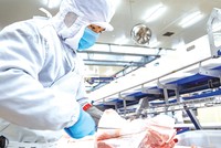 Khi Covid-19 xảy ra, yêu cầu về vệ sinh an toàn thực phẩm được nâng lên (ảnh dây chuyền sản xuất thịt mát MeatDeli)