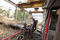 Do khó cạnh tranh trên thị trường, nhiều nhà máy mía đường đã phải giảm mạnh công suất, thậm chí đóng cửa. Ảnh: Đ.T