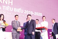 Ông Vương Gia Vũ, Phó tổng giám đốc Tài chính FWD Việt Nam nhận Chứng nhận thương vụ M&A tiêu biểu 2020 từ Thứ trưởng Bộ Kế hoạch và Đầu tư Trần Quốc Phương cho thương vụ FWD mua lại VCLI 