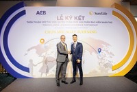 Ông Larry Madge, Tổng giám đốc Sun Life Việt Nam và ông Trần Hùng Huy, Chủ tịch HĐQT Ngân hàng ACB tại Lễ ký thỏa thuận hợp tác