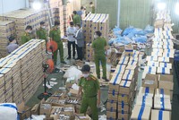 Công an TP.HCM bắt quả tang kho găng tay y tế giả nhãn mác nhiều nhãn hiệu ở Công ty TNHH Sản xuất thương mại thiết bị TTH.