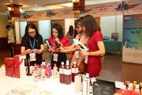 Các doanh nghiệp Việt Nam quan tâm đến sản phẩm của doanh nghiệp Hàn Quốc tại hội nghị.