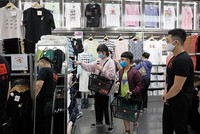 Sản phẩm thời trang của Uniqlo (Nhật Bản) được nhiều khách hàng Việt lựa chọn. Ảnh: Đức Thanh