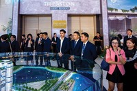 Khách hàng tìm hiểu dự án The Aston