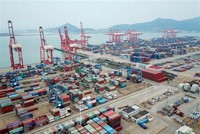 Hàng hóa xếp tại Liên Vân Cảng, tỉnh Giang Tô, Trung Quốc. (Nguồn: AFP/TTXVN)