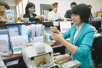 Tiền đồng tăng giá sẽ kích thích dòng vốn đầu tư vào Việt Nam, giảm gánh nặng thanh toán nợ nước ngoài... Ảnh: T.C