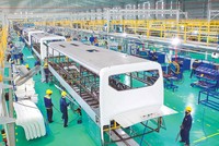Thể chế và môi trường đầu tư kinh doanh được cải thiện đã giúp khu vực doanh nghiệp tư nhân bung ra, lớn mạnh. Trong ảnh: Dây chuyền sản xuất của Công ty CP Ô tô Trường Hải - doanh nghiệp tiên phong trong ngành công nghiệp ô tô và đang phát triển theo mô hình tập đoàn đa ngành. Ảnh: C.Cường