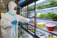 Lấy mẫu bề mặt bao bì thực phẩm đông lạnh nhập khẩu để xét nghiệm vi rút SARS-CoV2 (Nguồn: Ban Quản lý An toàn thực phẩm TP.HCM)