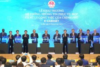 Thủ tướng cùng các thành viên Chính phủ, các khách mời thực hiện nghi thức khai trương e-Cabinet (Hệ thống thông tin phục vụ họp và xử lý công việc của Chính phủ) được coi là một trong những hành động khởi đầu xây dựng Chính phủ số